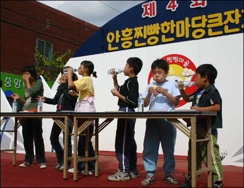 찐빵 빨리 먹기 대회에서 출연 어린이들이 앞다투고 있다. 